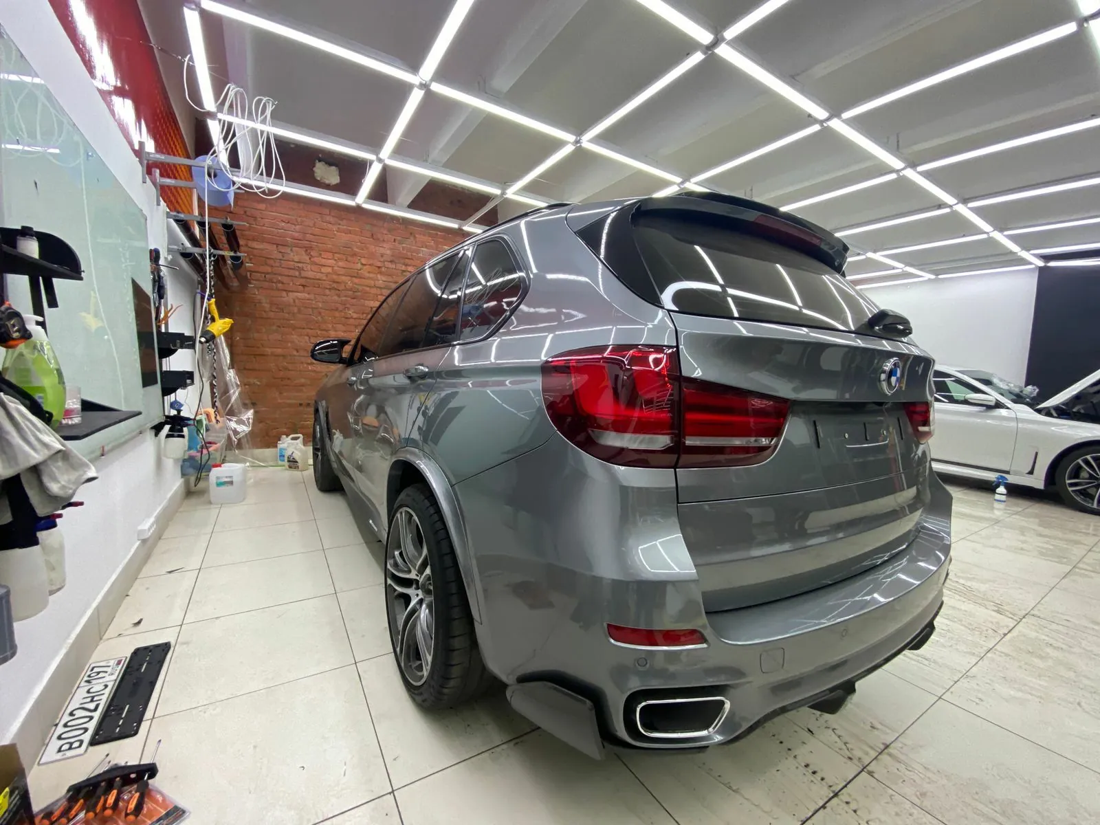 Готовый результат — BMW X5 с установленной откидной рамкой