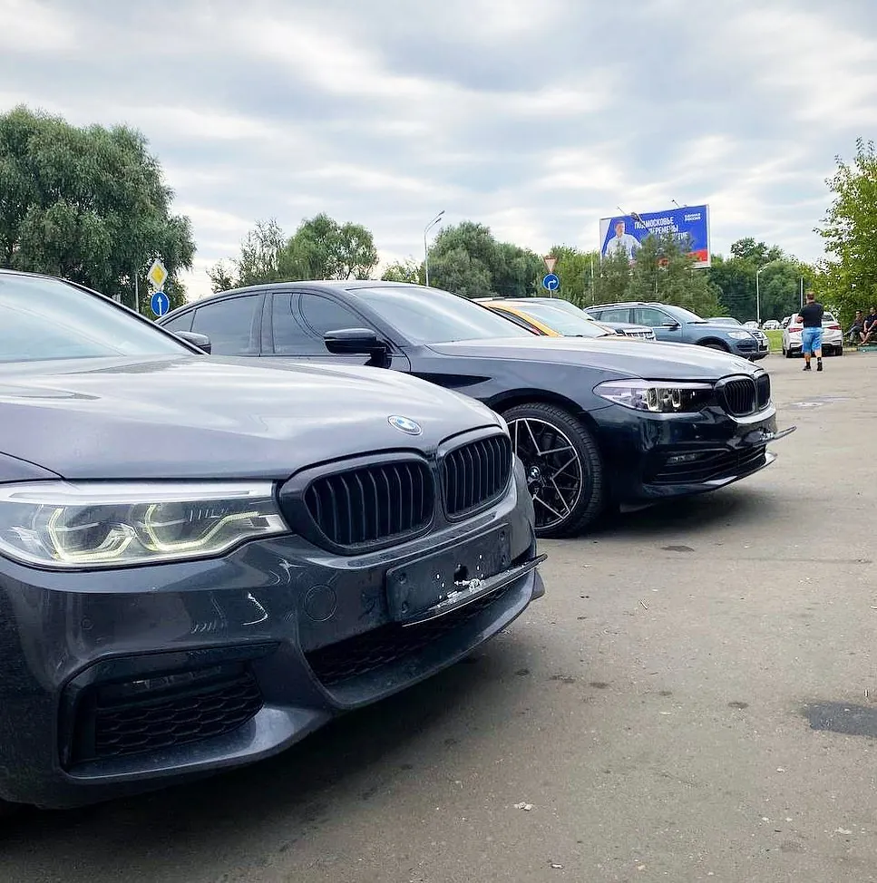 Два BMW 5-Series с откидными рамками