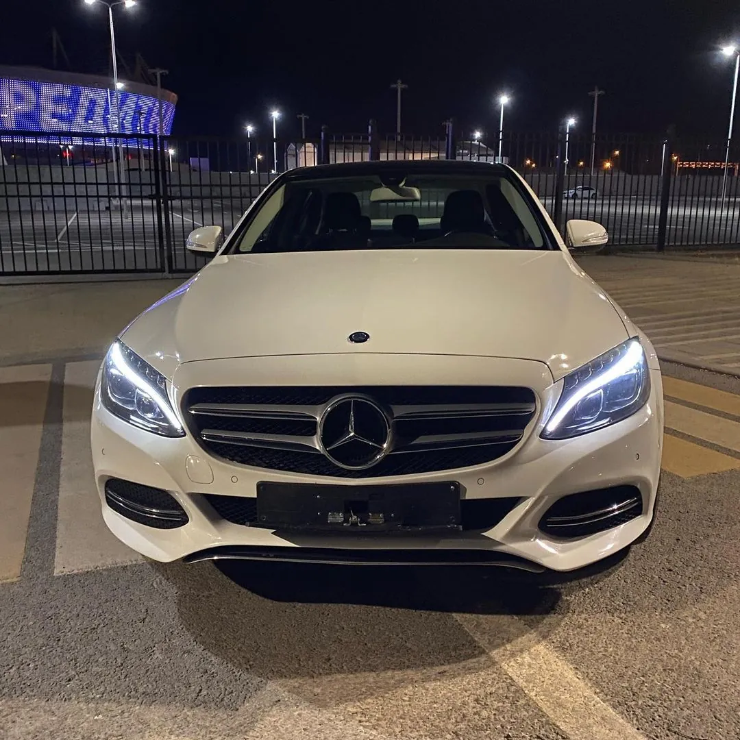 Mercedes C-Class — ночной снимок, рамка откинута